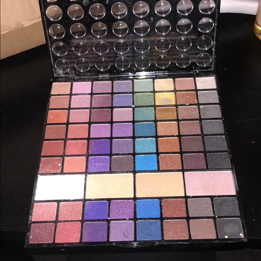 Eye shadow pallet